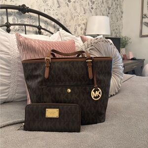 Michael Kors large tote with Wallet